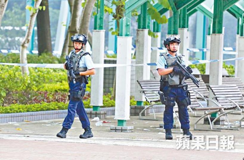 ■有反恐特勤隊在槍擊案現場持槍戒備。
■有反恐特勤隊在槍擊案現場持槍戒備。