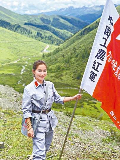 ■洗米嫂日前抱細女出席花店開張,洗米華都有撐場剪綵。
■洗米嫂日前抱細女出席花店開張,洗米華都有撐場剪綵。