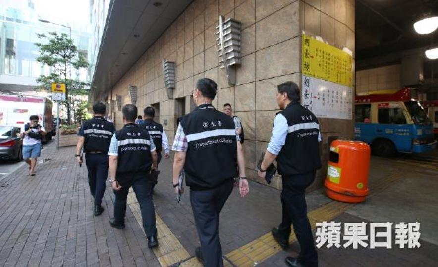 ■控煙辦發現巴士總站較多違例吸煙人士,已增加人手於上班和下班時間巡邏。黎樹雄攝
■控煙辦發現巴士總站較多違例吸煙人士,已增加人手於上班和下班時間巡邏。黎樹雄攝