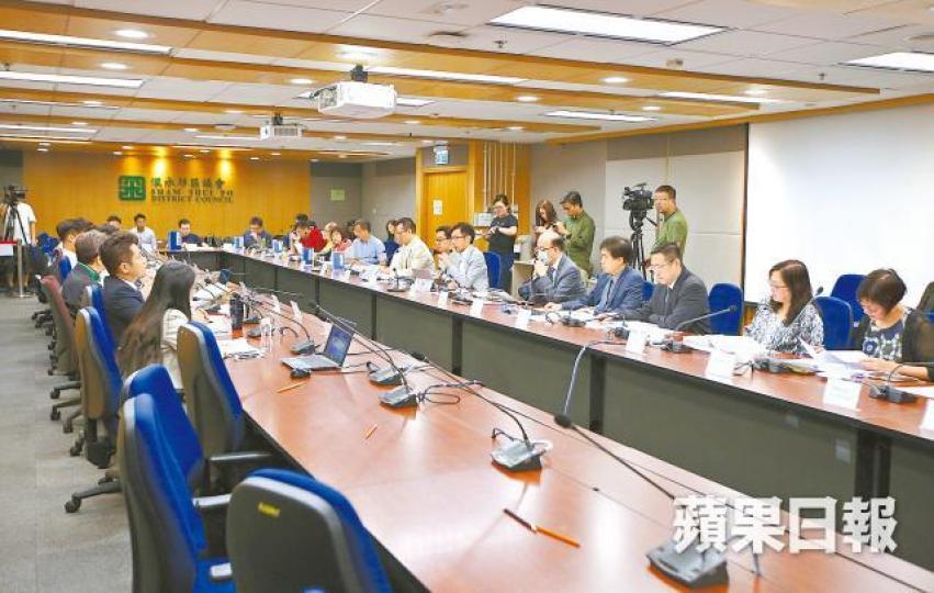 ■深水埗區議會的民主、建制兩大陣營,昨日在大會上各出奇謀。陳善南攝
■深水埗區議會的民主、建制兩大陣營,昨日在大會上各出奇謀。陳善南攝