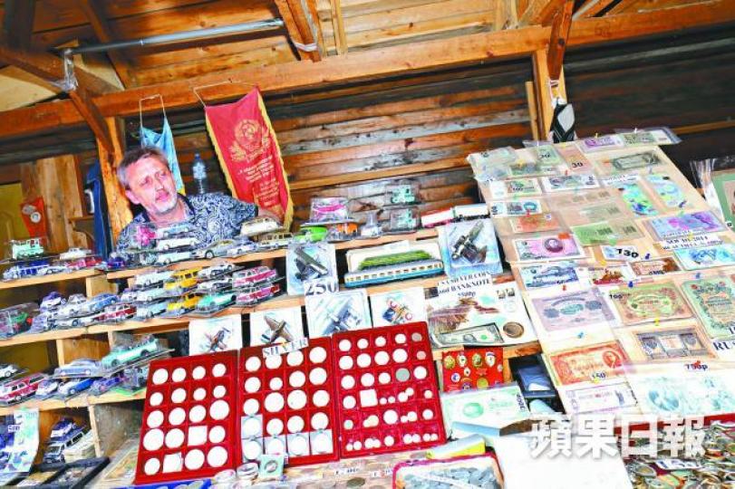 ■賣紀念鈔的檔主原來曾是前蘇聯門神耶辛的隊友。禤家民攝
■賣紀念鈔的檔主原來曾是前蘇聯門神耶辛的隊友。禤家民攝