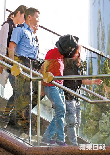 ■槍擊案發生後,警方反恐特勤隊荷槍實彈在鰂魚涌公園戒備。朱永倫攝
■槍擊案發生後,警方反恐特勤隊荷槍實彈在鰂魚涌公園戒備。朱永倫攝