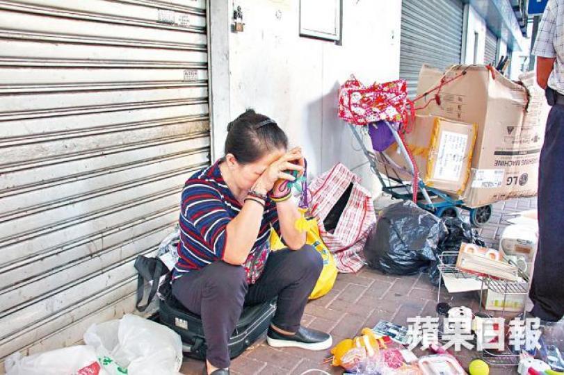 ■有女檔販聞悉噩耗後不禁掩臉嘆息。
■有女檔販聞悉噩耗後不禁掩臉嘆息。