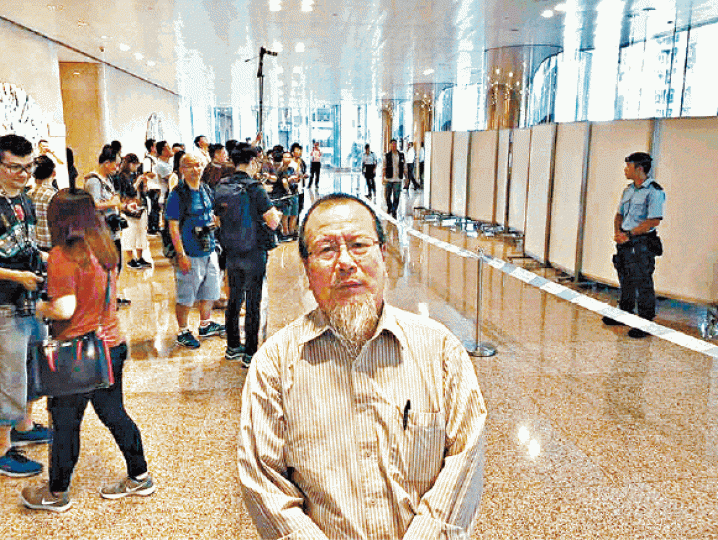 ■鄭明仁趕抵疑犯被制服現場,商場已圍上圍板。
■鄭明仁趕抵疑犯被制服現場,商場已圍上圍板。