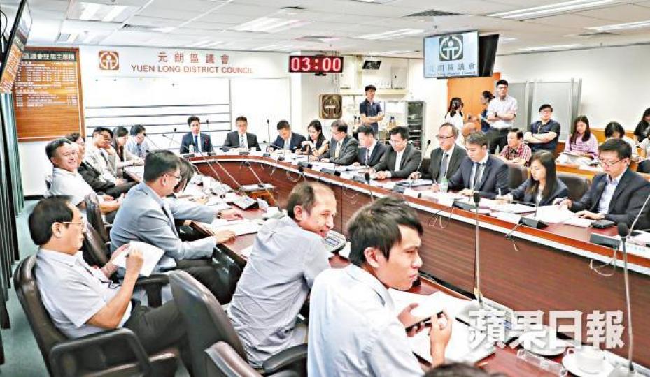 ■港鐵和屋宇署等政府部門昨到元朗區議會解畫。許頌明攝
■港鐵和屋宇署等政府部門昨到元朗區議會解畫。許頌明攝