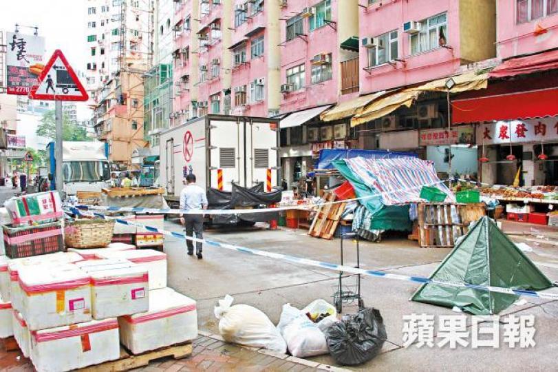■涉事貨車司機被警方帶走問話。
■涉事貨車司機被警方帶走問話。