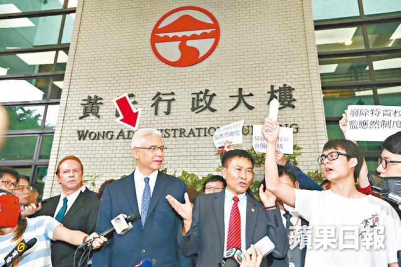 ■嶺大校董會主席歐陽伯權(箭嘴示)曾處理學生圍堵校董會會場事件。資料圖片
■嶺大校董會主席歐陽伯權(箭嘴示)曾處理學生圍堵校董會會場事件。資料圖片