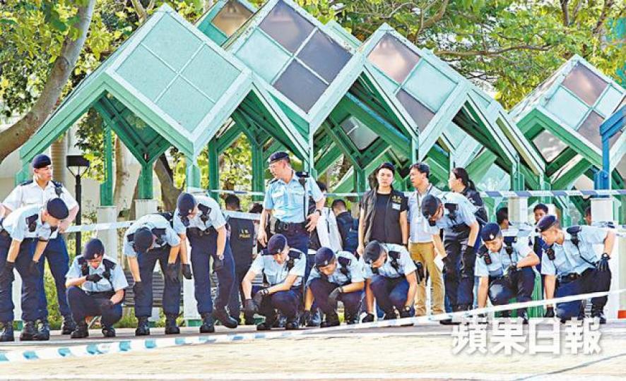 ■公園現場涼亭遺下大量血迹。
■公園現場涼亭遺下大量血迹。