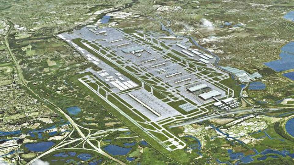 ■示威者指曾表示反對建三跑的首相文翠珊說謊。路透社
■示威者指曾表示反對建三跑的首相文翠珊說謊。路透社