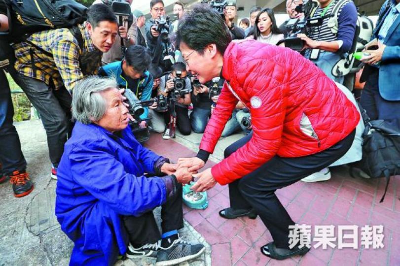 ■林鄭去年參選特首落區拉票,在沙田硬塞500元鈔票予行乞內地婦,惹來劣評。 ■林鄭去年參選特首落區拉票,在沙田硬塞500元鈔票予行乞內地婦,惹來劣評。