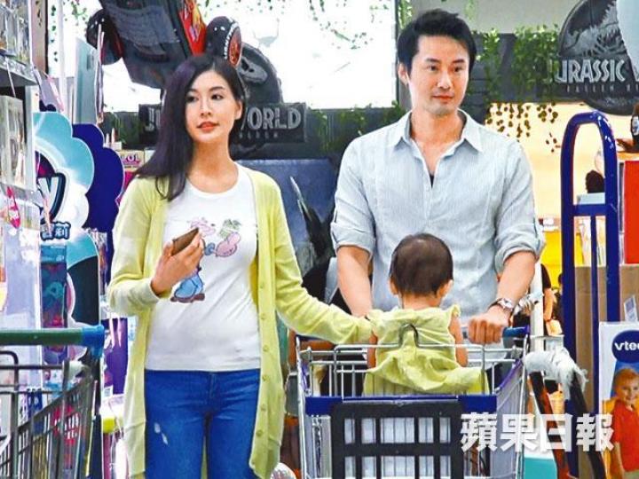 【齊親女樂】■單親媽媽趙哲妤日前和「翻版林峯」Him在尖沙嘴湊女。DV圖片【貼身呵護】■Him出手幫趙哲妤整理口罩,非常細心。DV圖片【愛屋及烏】■Him愛屋及烏陪買衫仔,又落力逗趙哲妤囡囡小魚開心。 【齊親女樂】■單親媽媽趙哲妤日前和「翻版林峯」Him在尖沙嘴湊女。DV圖片【貼身呵護】■Him出手幫趙哲妤整理口罩,非常細心。DV圖片【愛屋及烏】■Him愛屋及烏陪買衫仔,又落力逗趙哲妤囡囡小魚開心。
