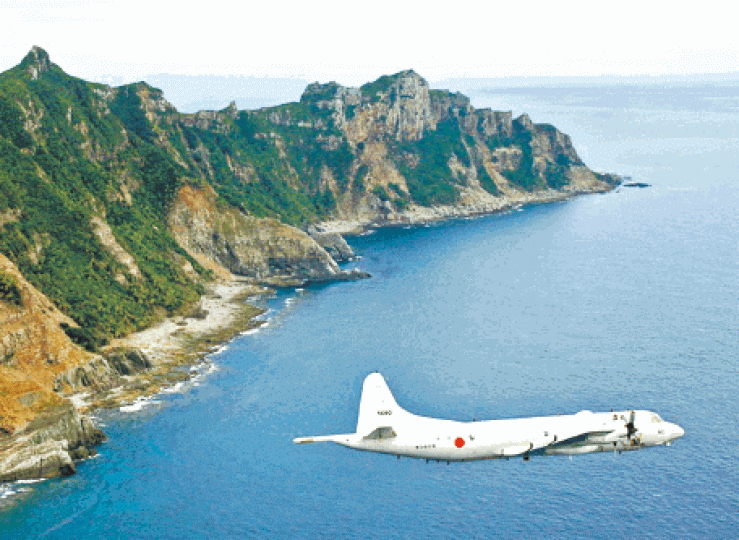 ■日方飛機在釣魚台上空掠過。資料圖片 ■日方飛機在釣魚台上空掠過。資料圖片
