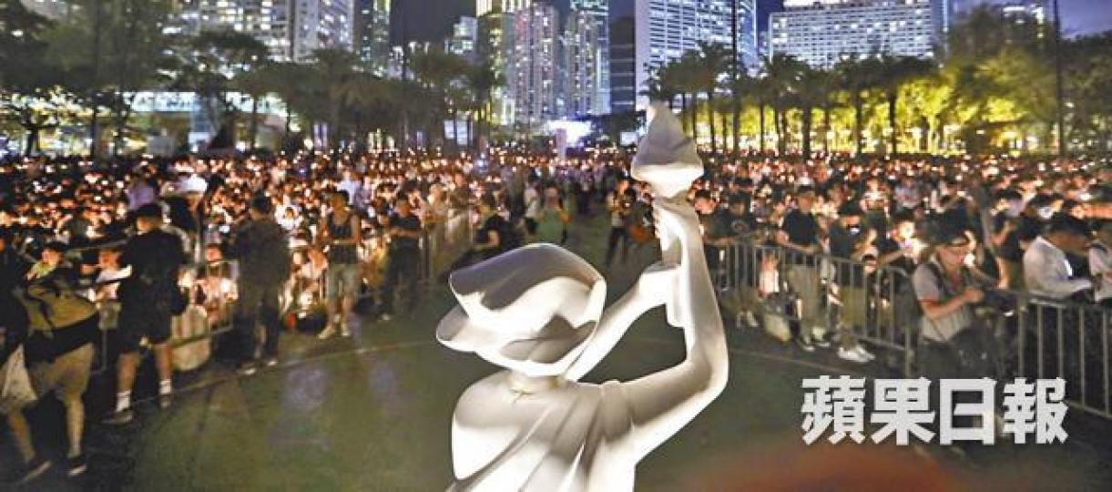 ■今年維園六四集會期間,警方曾派便衣女警向學生查問。資料圖片 ■今年維園六四集會期間,警方曾派便衣女警向學生查問。資料圖片