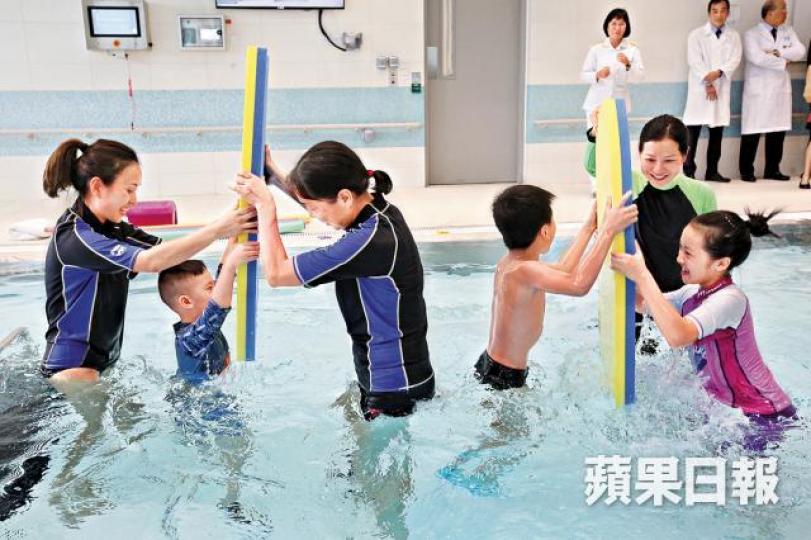 ■兒童醫院設全港首個附升降台的水療池。黃耀興攝 ■兒童醫院設全港首個附升降台的水療池。黃耀興攝