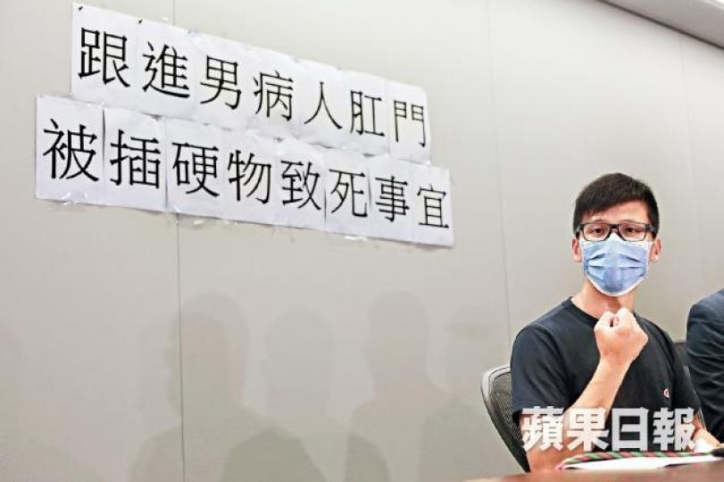 ■病人長子黃先生昨開記招控訴,質疑屯院隱瞞,聲言追究到底。何頴賢攝 ■病人長子黃先生昨開記招控訴,質疑屯院隱瞞,聲言追究到底。何頴賢攝