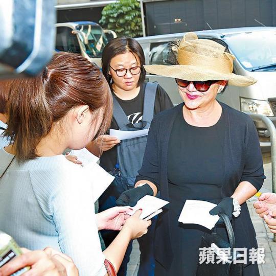 ■馮寶寶甫到場即向傳媒派發自己摘自林燕妮專欄的金句。■馮寶寶(左)和林燕妮相識近40載,交情不淺。《壹週刊圖片》 ■馮寶寶甫到場即向傳媒派發自己摘自林燕妮專欄的金句。■馮寶寶(左)和林燕妮相識近40載,交情不淺。《壹週刊圖片》