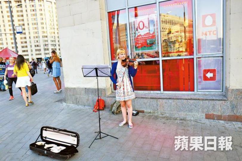 ■街頭藝人於莫斯科各據地盤表演。 ■街頭藝人於莫斯科各據地盤表演。
