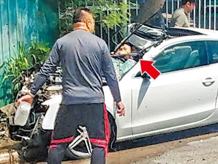 ■私家車司機(箭嘴示)昏迷被困車內。■Audi與重型貨車相撞,車頭嚴重損毀。 ■私家車司機(箭嘴示)昏迷被困車內。■Audi與重型貨車相撞,車頭嚴重損毀。