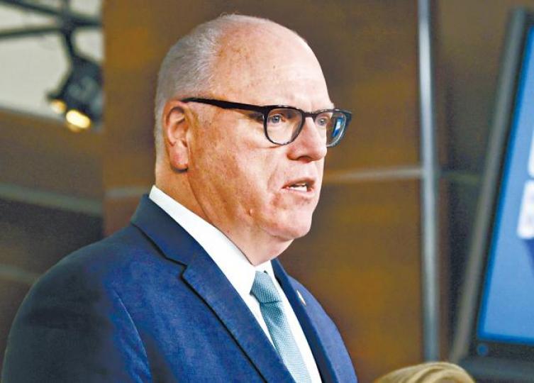 ■克勞利意外落馬。美聯社 ■克勞利意外落馬。美聯社