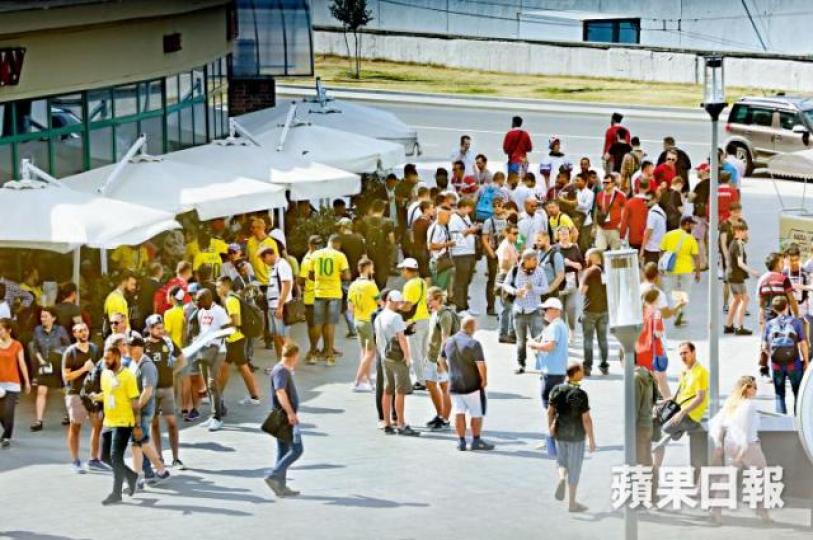 ■莫斯科官方門票中心外黃牛黨成行成市,公然在附近餐廳炒賣門票。禤家民攝■今屆世盃門票設實名制,球迷亦要註冊「Fan ID」以證身份,但黃牛仍藉漏洞炒飛。禤家民攝 ■莫斯科官方門票中心外黃牛黨成行成市,公然在附近餐廳炒賣門票。禤家民攝■今屆世盃門票設實名制,球迷亦要註冊「Fan ID」以證身份,但黃牛仍藉漏洞炒飛。禤家民攝