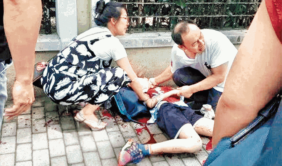 ■學童遇襲後失去知覺,上衣沾滿血迹。■疑兇被公安合力按在地上,動彈不得。 ■學童遇襲後失去知覺,上衣沾滿血迹。■疑兇被公安合力按在地上,動彈不得。