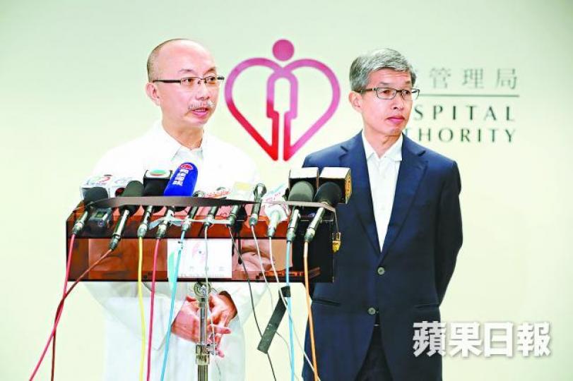 ■屯門醫院行政總監鄧耀鏗(右)稱院方會續派病人聯絡主任與病人家屬保持聯絡;旁為副行政總監莫俊強。 ■屯門醫院行政總監鄧耀鏗(右)稱院方會續派病人聯絡主任與病人家屬保持聯絡;旁為副行政總監莫俊強。
