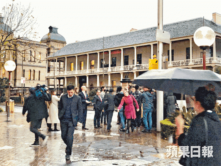 ■大批記者爭相報道高雲翔性侵案最新發展。《蘋果》特約記者Cat Chen攝■高雲翔 ■大批記者爭相報道高雲翔性侵案最新發展。《蘋果》特約記者Cat Chen攝■高雲翔