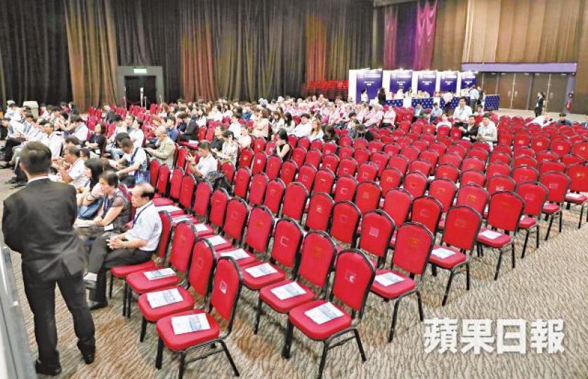 ■論壇約有400人出席,請「觀眾」撐場後仍空凳處處。許頌明攝■收錢聽講座的人先在港鐵站集合簽到,再分成兩批入場。■「蛇頭」傳訊息通知參加者填寫銀行資料,並提示不會提供出糧收據。 ■論壇約有400人出席,請「觀眾」撐場後仍空凳處處。許頌明攝■收錢聽講座的人先在港鐵站集合簽到,再分成兩批入場。■「蛇頭」傳訊息通知參加者填寫銀行資料,並提示不會提供出糧收據。
