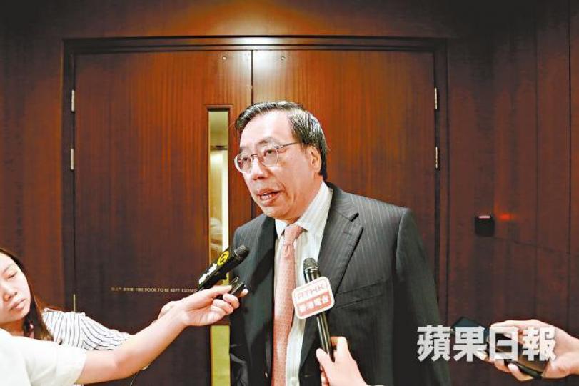 ■梁君彥會後稱其決定諮詢了盧偉國、莫乃光及郭榮鏗,但郭榮鏗澄清只接獲秘書處通知提早完會。 ■梁君彥會後稱其決定諮詢了盧偉國、莫乃光及郭榮鏗,但郭榮鏗澄清只接獲秘書處通知提早完會。