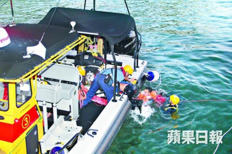 ■墮海女子被救上消防小艇。李家傑攝 ■墮海女子被救上消防小艇。李家傑攝