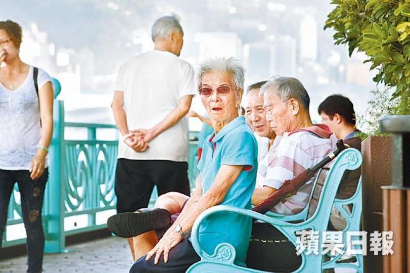 ■市場關注當局會否放寬資產限額計算,讓長者申領高額長者生活津貼。 ■市場關注當局會否放寬資產限額計算,讓長者申領高額長者生活津貼。