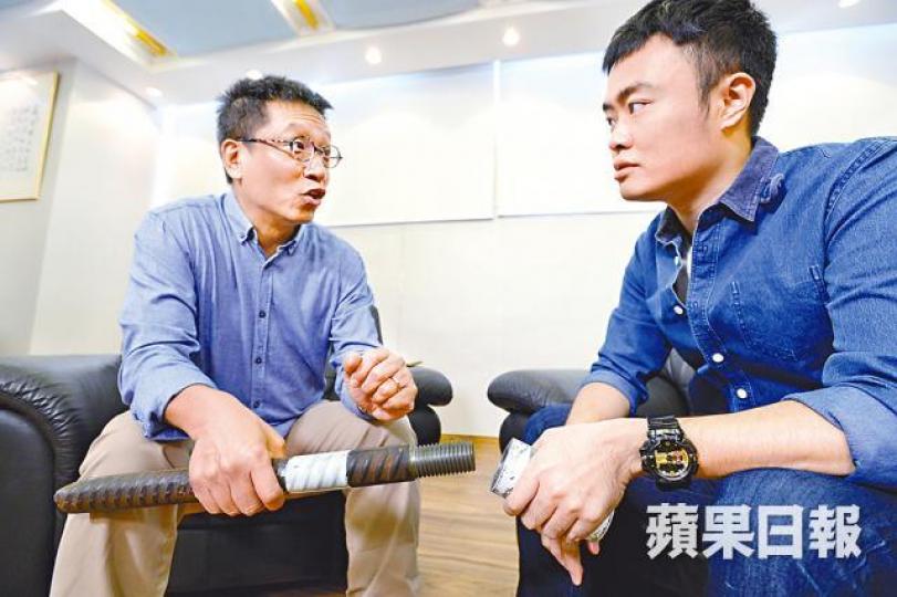■中科負責人潘焯鴻接受本報專訪時示範接駁鋼筋。區民傑攝 ■中科負責人潘焯鴻接受本報專訪時示範接駁鋼筋。區民傑攝