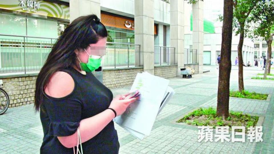 ■中學生黃小姐稱付了1.3萬元給中介人阿賢買23張黃子華棟篤笑門票。簡明恩攝■被指收取20多名苦主的錢後未有派發門票的阿賢,曾參加不少歌唱比賽。讀者提供圖片■阿賢被追票期間一度在銀行自拍排隊,聲稱會退款但終違諾。■黃子華下月初棟篤笑開騷,但多名苦主投訴付錢給中介人後未獲派票或退款。資料圖片 ■中學生黃小姐稱付了1.3萬元給中介人阿賢買23張黃子華棟篤笑門票。簡明恩攝■被指收取20多名苦主的錢後未有派發門票的阿賢,曾參加不少歌唱比賽。讀者提供圖片■阿賢被追票期間一度在銀行自拍排隊,聲稱會退款但終違諾。■黃子華下月初棟篤笑開騷,但多名苦主投訴付錢給中介人後未獲派票或退款。資料圖片