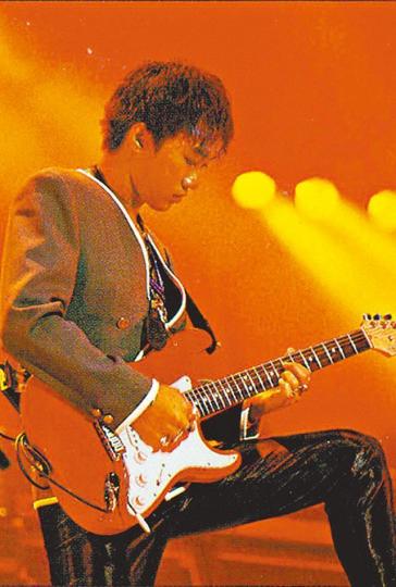 ■今日是家駒逝世25年,他的樂韻至今仍在樂迷耳中傳頌。■家駒與弟弟家強(左)童年時居於蘇屋邨,家強難忘當時的回憶。■二樓後座,是Beyond的band房,也是四子當年與朋友的聚腳地。《壹週刊》圖片■阿龔重臨太子的band房二樓後座外,細訴家駒軼事。■91年家駒於演唱會上答謝助手阿龔,稱他為開心巨人。■阿龔日前重遊與家駒夜蒲的舊地,家駒當年常到中環玩至通宵達旦。■Beyond於93年在港台開騷,成為家駒在港的最後演出。 ■今日是家駒逝世25年,他的樂韻至今仍在樂迷耳中傳頌。■家駒與弟弟家強(左)童年時居於蘇屋邨,家強難忘當時的回憶。■二樓後座,是Beyond的band房,也是四子當年與朋友的聚腳地。《壹週刊》圖片■阿龔重臨太子的band房二樓後座外,細訴家駒軼事。■91年家駒於演唱會上答謝助手阿龔,稱他為開心巨人。■阿龔日前重遊與家駒夜蒲的舊地,家駒當年常到中環玩至通宵達旦。■Beyond於93年在港台開騷,成為家駒在港的最後演出。
