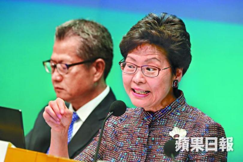 ■林鄭昨被要求為過去一年表現評分時突變激動,投訴上任後飽受抨擊。謝榮耀攝 ■林鄭昨被要求為過去一年表現評分時突變激動,投訴上任後飽受抨擊。謝榮耀攝