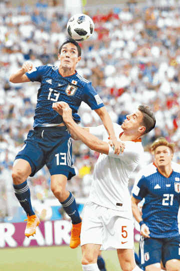 ■日本日前敗予波蘭仍出線；圖為日本武藤嘉紀與波蘭碧拿歷克爭波。美聯社