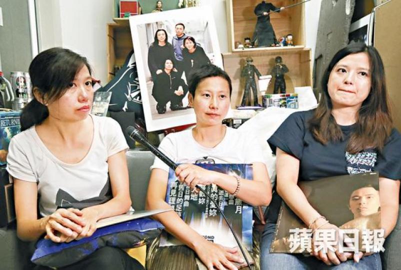 ■(左起)V記、Mavis及Angela早在《阿拉伯跳舞女郎》已是Beyond歌迷。■Beyond的珍品,歌迷一直珍藏至今。 ■(左起)V記、Mavis及Angela早在《阿拉伯跳舞女郎》已是Beyond歌迷。■Beyond的珍品,歌迷一直珍藏至今。