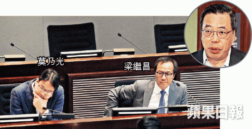 ■莫乃光及梁繼昌昨追究梁君彥(圓圖)任董事或致利益衝突。謝榮耀攝 ■莫乃光及梁繼昌昨追究梁君彥(圓圖)任董事或致利益衝突。謝榮耀攝
