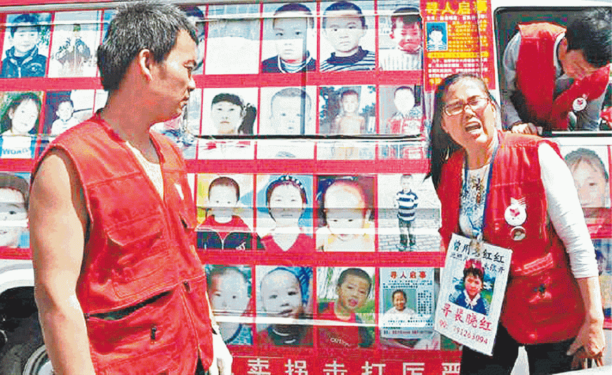 ■內地家長在街頭尋找被拐的子女。 ■內地家長在街頭尋找被拐的子女。