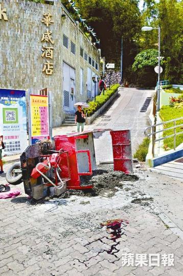 ■運載石屎的機動三輪車昨在長洲失控翻側。■司機頭部着地重創，送院後不治。