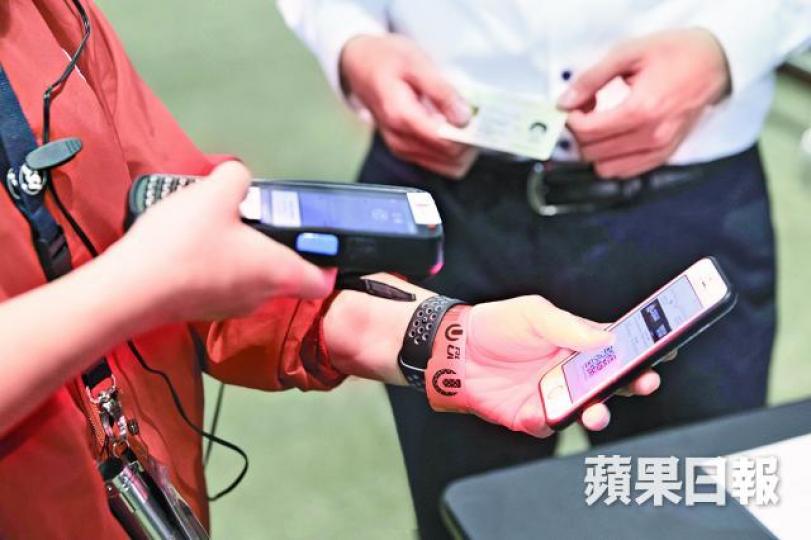 ■電子化的實名制門票有助打擊黃牛黨及假票黨,但康文署場地如紅館遲遲未引入。 ■電子化的實名制門票有助打擊黃牛黨及假票黨,但康文署場地如紅館遲遲未引入。