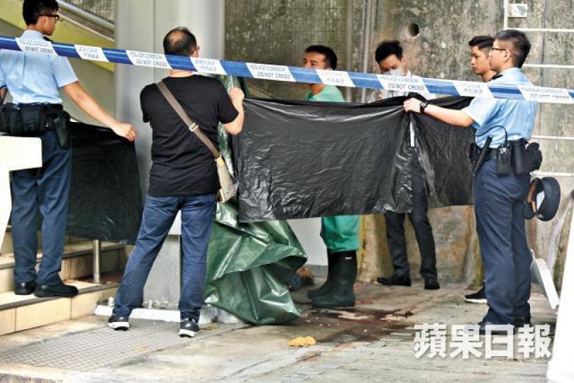 ■居於涉事單位的姓郭男子被發現從高處直墮對開行人天橋橋頂慘遭分屍。翁鈺輝攝■西環觀龍樓二座41樓一個單位昨清晨發生大火,起火單位火光熊熊。互聯網■死者胞兄(戴帽者)與兄嫂(黃衫)到現場了解事件。■大批居民在地下大堂等候大廈解封。李家傑攝 ■居於涉事單位的姓郭男子被發現從高處直墮對開行人天橋橋頂慘遭分屍。翁鈺輝攝■西環觀龍樓二座41樓一個單位昨清晨發生大火,起火單位火光熊熊。互聯網■死者胞兄(戴帽者)與兄嫂(黃衫)到現場了解事件。■大批居民在地下大堂等候大廈解封。李家傑攝