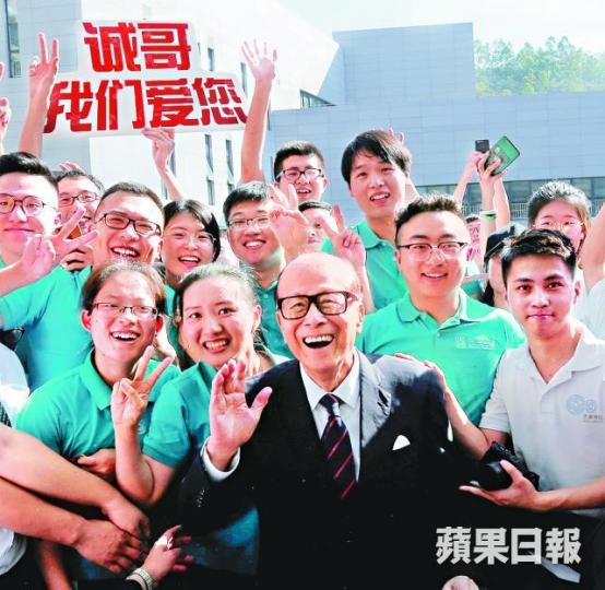 ■李嘉誠到訪汕頭大學,獲學生夾道歡迎。長和網站圖片■汕大昨舉行畢業禮,李嘉誠最後一次以校董會名譽主席身份出席,李澤楷則不時按手機。 ■李嘉誠到訪汕頭大學,獲學生夾道歡迎。長和網站圖片■汕大昨舉行畢業禮,李嘉誠最後一次以校董會名譽主席身份出席,李澤楷則不時按手機。