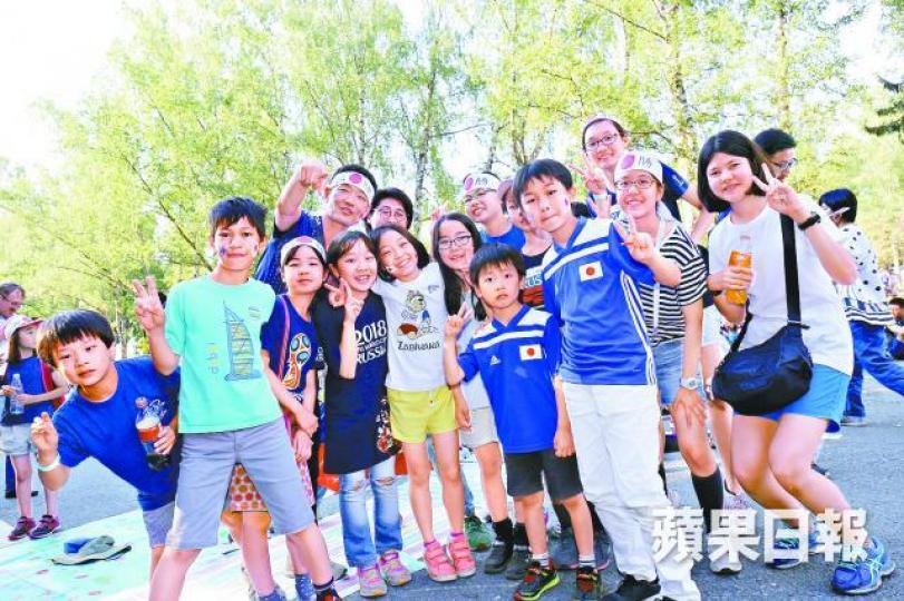 ■一眾居莫斯科的日本學生，拉隊到Fan Fest支持國家隊比賽。禤家民攝■日本女球迷落力打氣。禤家民攝