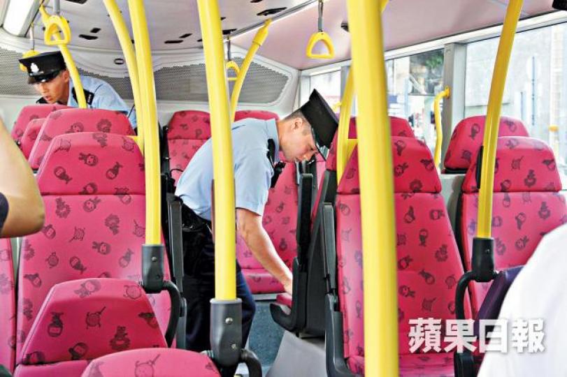 ■警方到場後逐一檢查涉事巴士上的座位。潘志能攝■勾住男事主褲袋的大頭針。 ■警方到場後逐一檢查涉事巴士上的座位。潘志能攝■勾住男事主褲袋的大頭針。