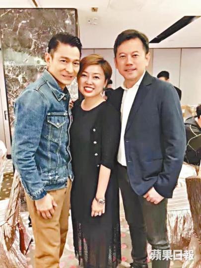■嚴嘉念(中)前晚宣佈《東》劇會於ViuTV免費頻道播出。■華仔與《東》劇主要演員在尖沙嘴慶功。 ■嚴嘉念(中)前晚宣佈《東》劇會於ViuTV免費頻道播出。■華仔與《東》劇主要演員在尖沙嘴慶功。