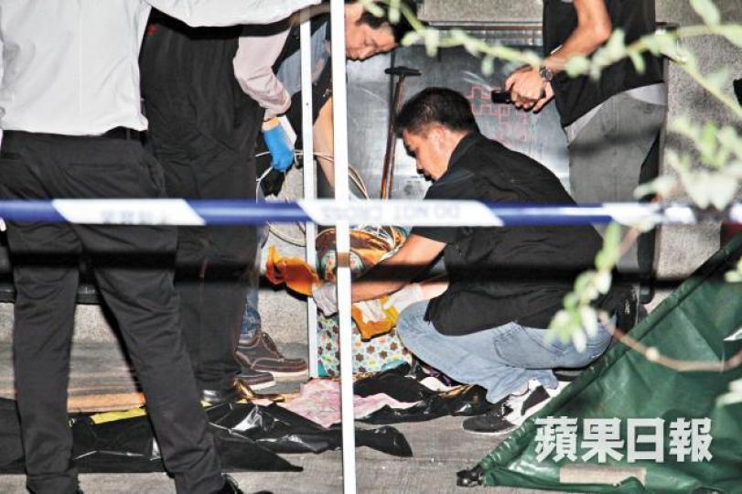 ■警員前晚封鎖垃圾站調查藏有嬰屍的手拉車。 ■警員前晚封鎖垃圾站調查藏有嬰屍的手拉車。