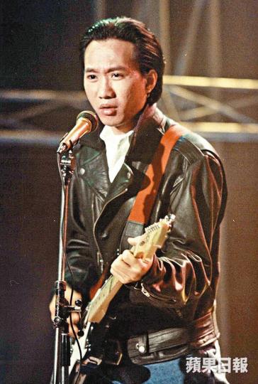 ■黃家駒昨日逝世25周年,他的歌聲叫人懷念。■南非歌迷Jonathan昨日拜祭家駒,表示12年前認識Beyond的歌。■家駒墳前放滿歌迷送上的鮮花、香煙和他生前最愛的可樂。■數十歌迷昨日到將軍澳華人永遠墳場拜祭家駒。 ■黃家駒昨日逝世25周年,他的歌聲叫人懷念。■南非歌迷Jonathan昨日拜祭家駒,表示12年前認識Beyond的歌。■家駒墳前放滿歌迷送上的鮮花、香煙和他生前最愛的可樂。■數十歌迷昨日到將軍澳華人永遠墳場拜祭家駒。