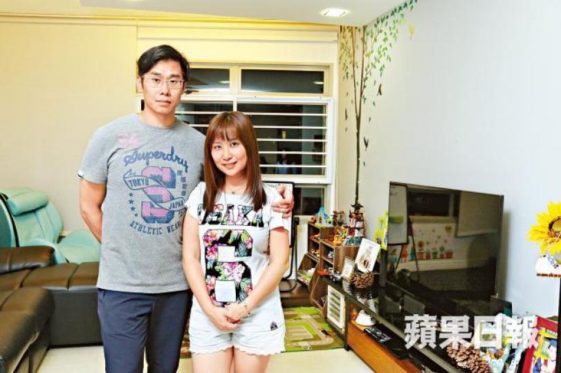■李家恒及太太吳雅欣■百多呎的空間，住滿了逾千隻高達模型。■近千呎三房戶組屋的客廳。■主人房空間感十足。
