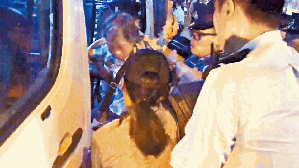 ■吳婆婆因被票控時拒絕提供身份證，被食環召來的警員強行抬上警車帶走。互聯網
